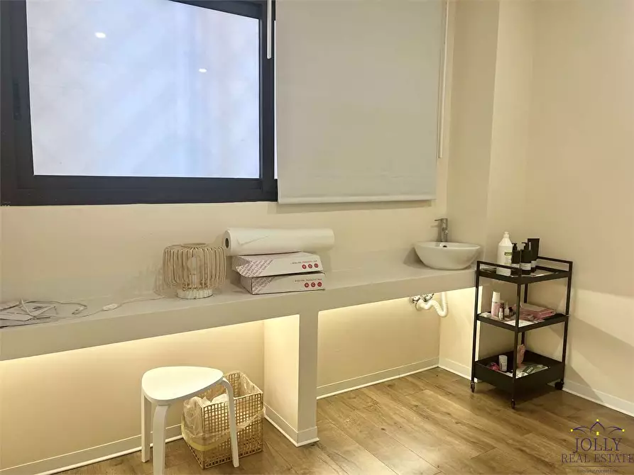 Immagine 15 di Negozio in vendita  in Via Lentini a Siracusa