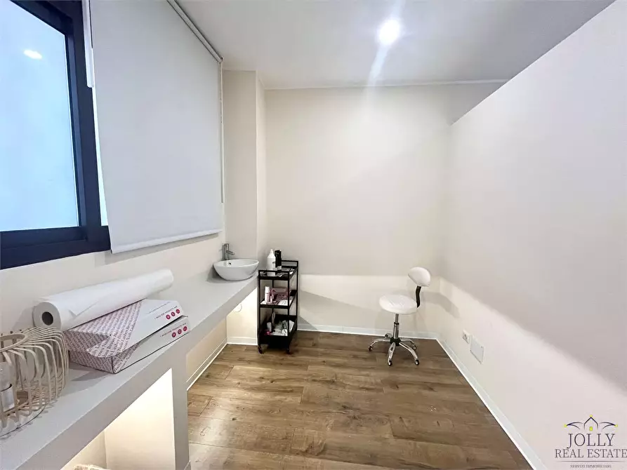 Immagine 16 di Negozio in vendita  in Via Lentini a Siracusa