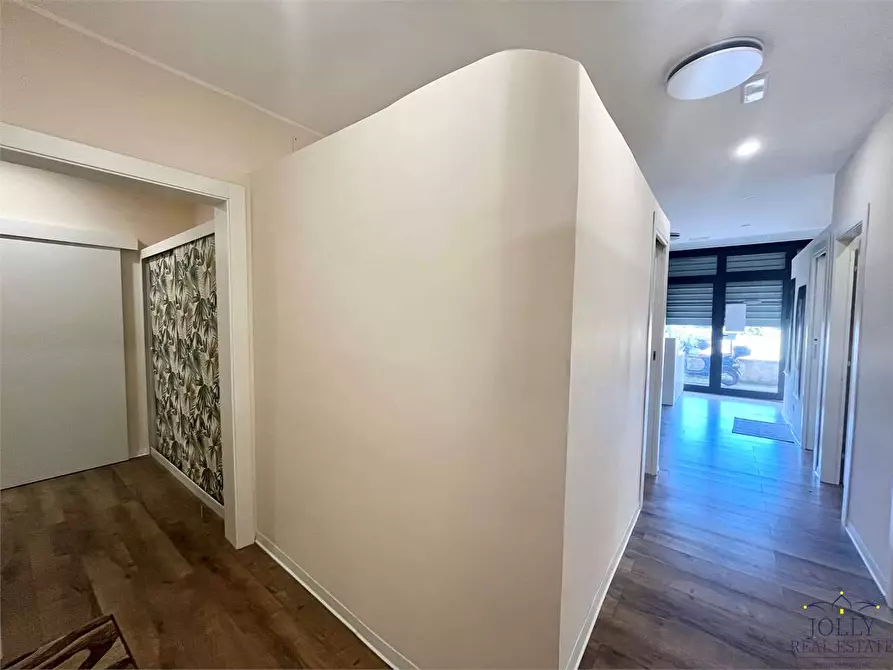 Immagine 18 di Negozio in vendita  in Via Lentini a Siracusa