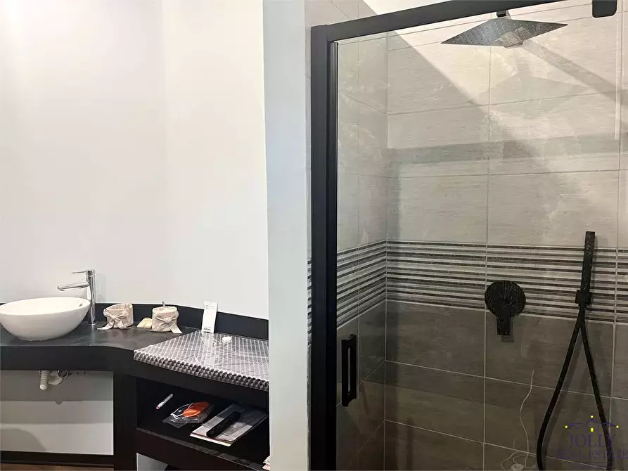 Immagine 24 di Negozio in vendita  in Via Lentini a Siracusa