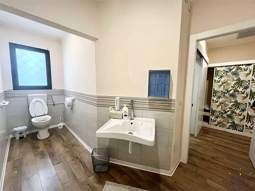 Immagine 26 di Negozio in vendita  in Via Lentini a Siracusa