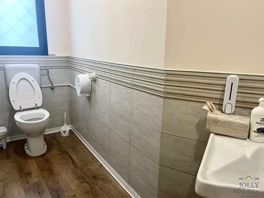 Immagine 27 di Negozio in vendita  in Via Lentini a Siracusa