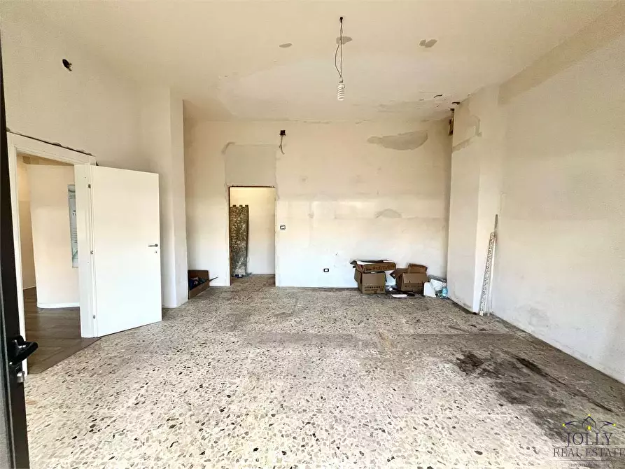 Immagine 28 di Negozio in vendita  in Via Lentini a Siracusa