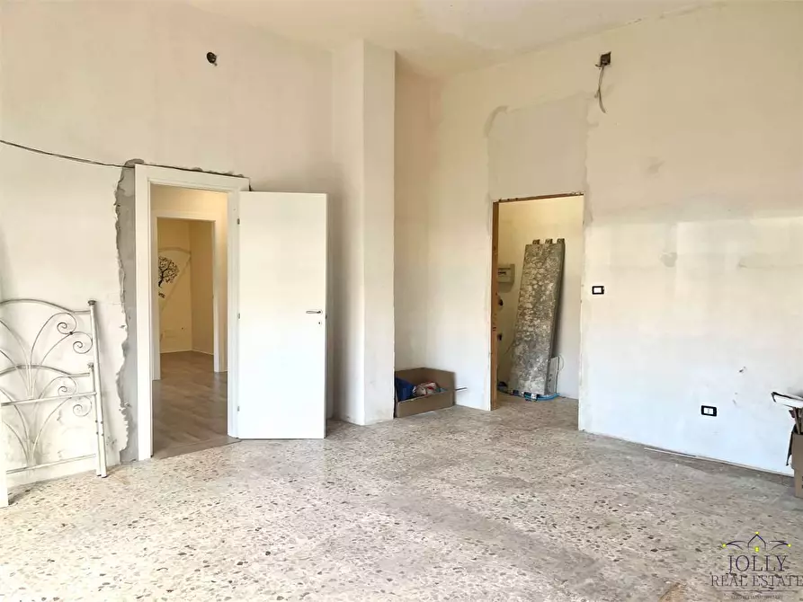 Immagine 29 di Negozio in vendita  in Via Lentini a Siracusa