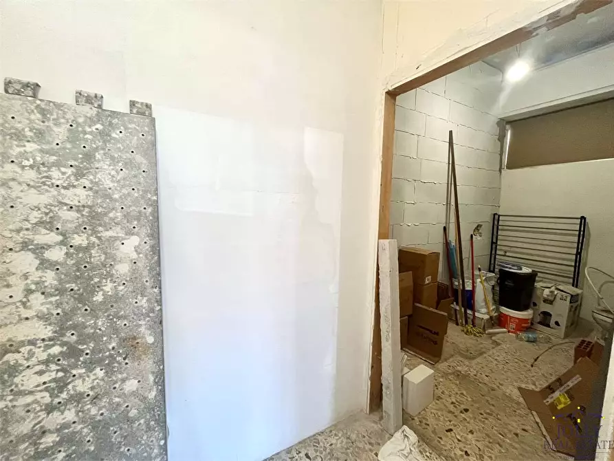 Immagine 30 di Negozio in vendita  in Via Lentini a Siracusa