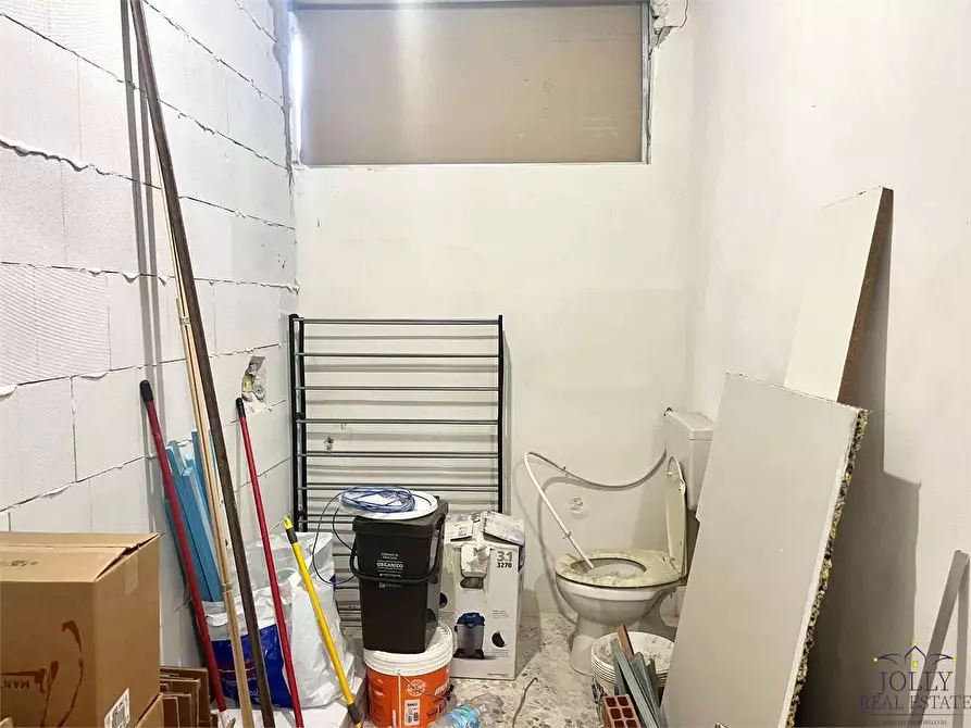 Immagine 31 di Negozio in vendita  in Via Lentini a Siracusa