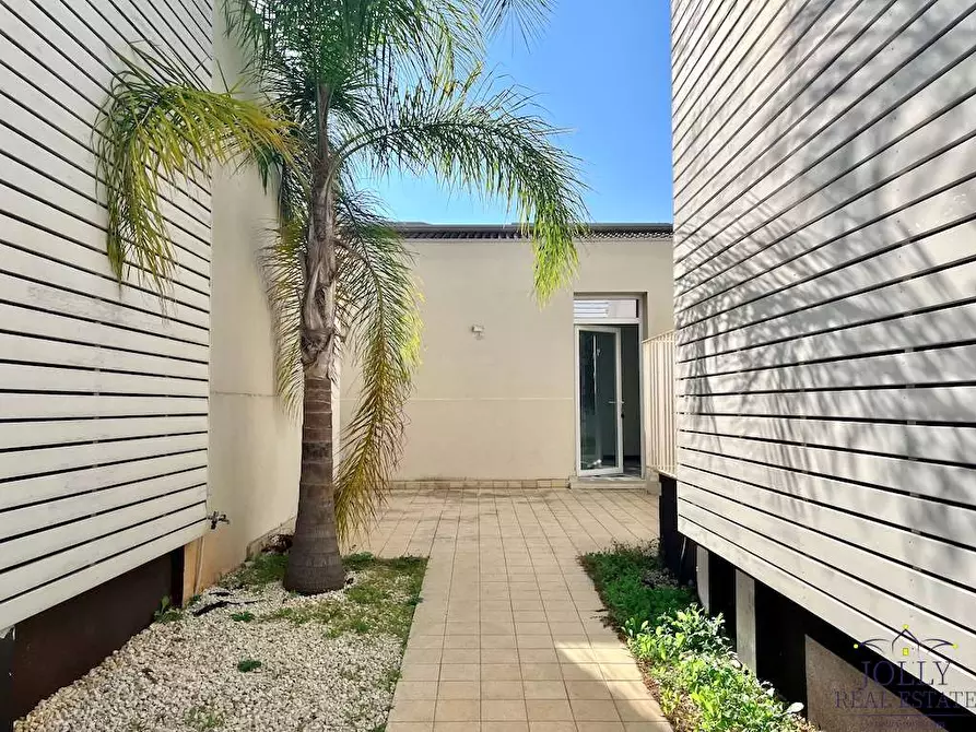 Immagine 1 di Villa in vendita  in via gela a Siracusa