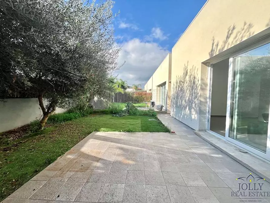 Immagine 11 di Villa in vendita  in via gela a Siracusa