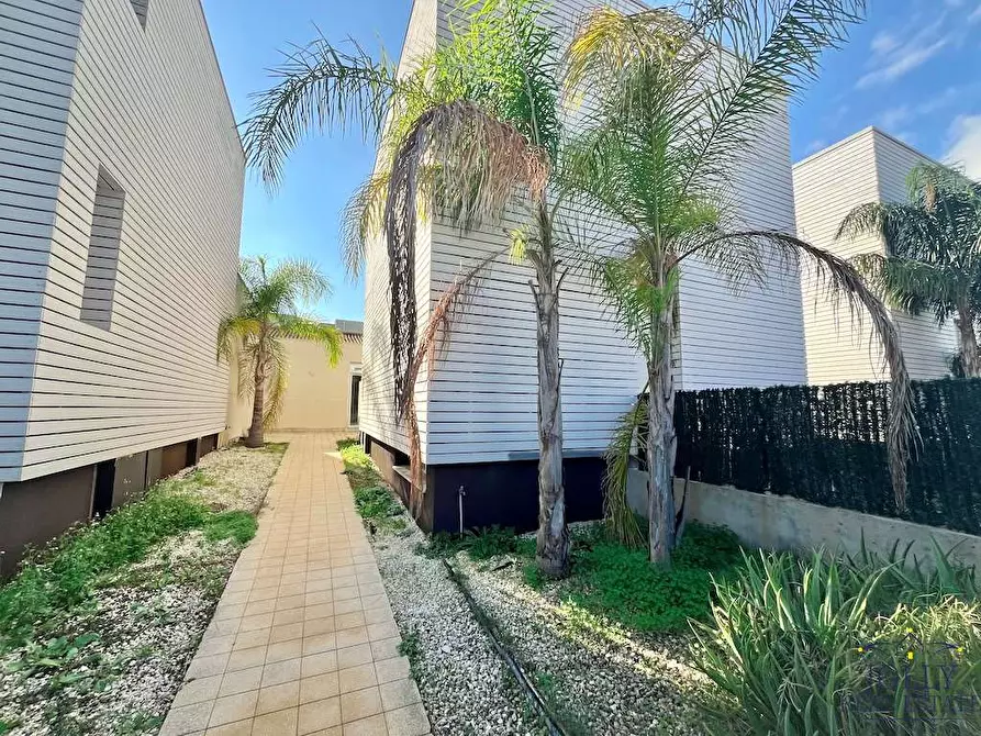 Immagine 39 di Villa in vendita  in via gela a Siracusa