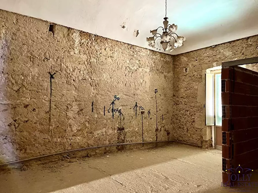 Immagine 1 di Stabile in vendita  in via saffi a Noto