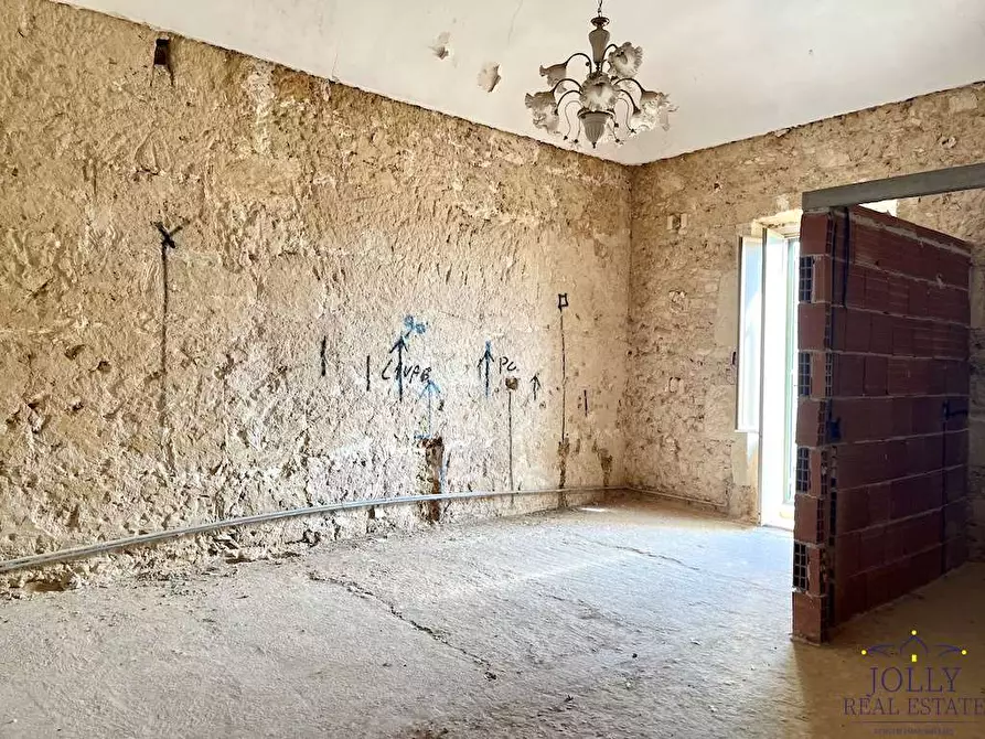 Immagine 29 di Stabile in vendita  in via saffi a Noto