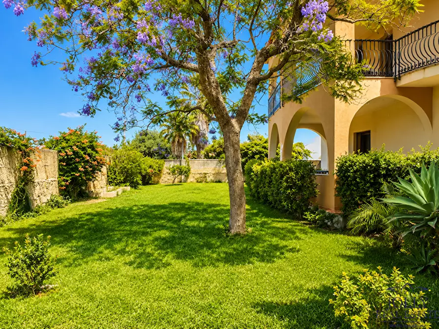 Immagine 33 di Villa in vendita  in via lago maggiore a Siracusa