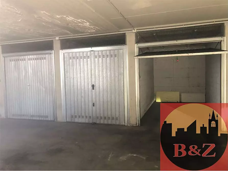 Immagine 1 di Garage in vendita  in Via Fratelli Macario 13 a Rivoli