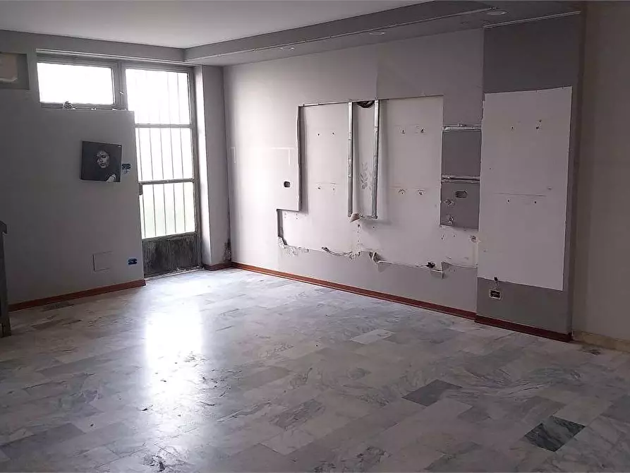 Immagine 8 di Negozio in vendita  in Viale Radich 21 a Grugliasco