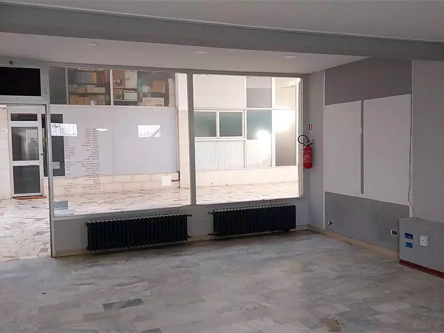 Immagine 5 di Negozio in vendita  in Viale Radich 21 a Grugliasco