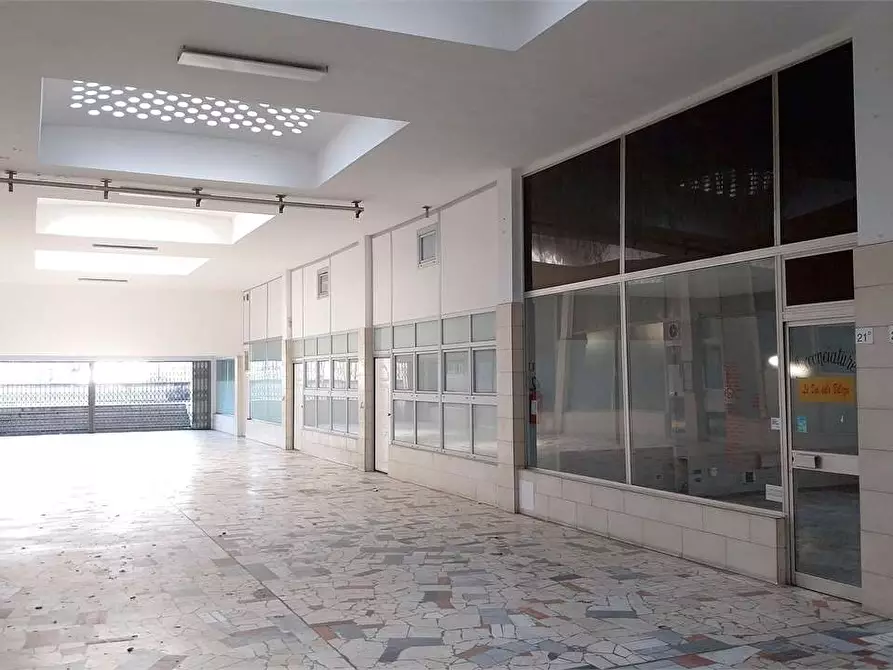 Immagine 3 di Negozio in vendita  in Viale Radich 21 a Grugliasco