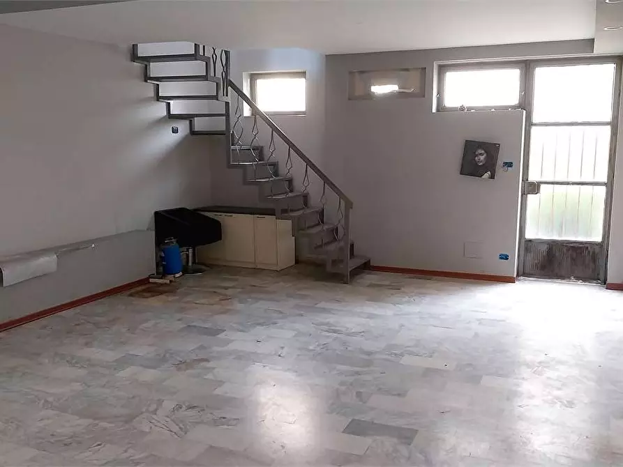 Immagine 13 di Negozio in vendita  in Viale Radich 21 a Grugliasco