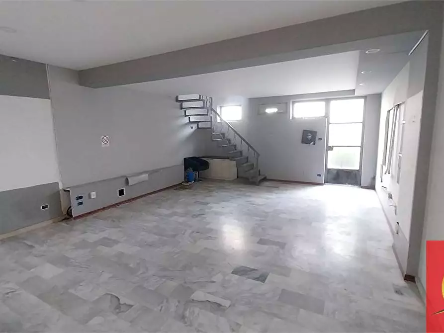 Immagine 1 di Negozio in vendita  in Viale Radich 21 a Grugliasco