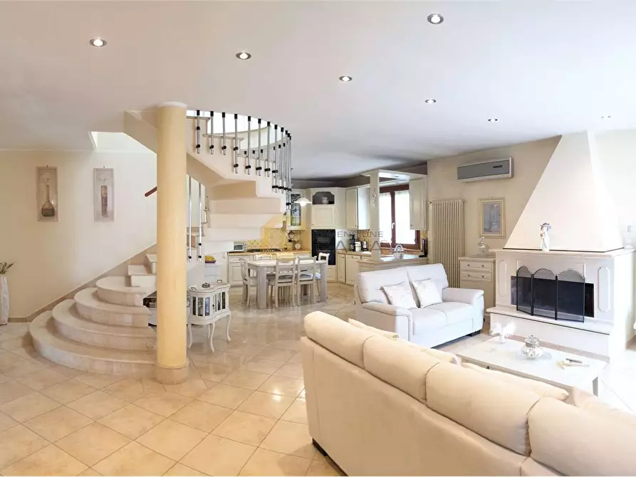 Immagine 1 di Villa in vendita  in G. Schicchi a Viareggio