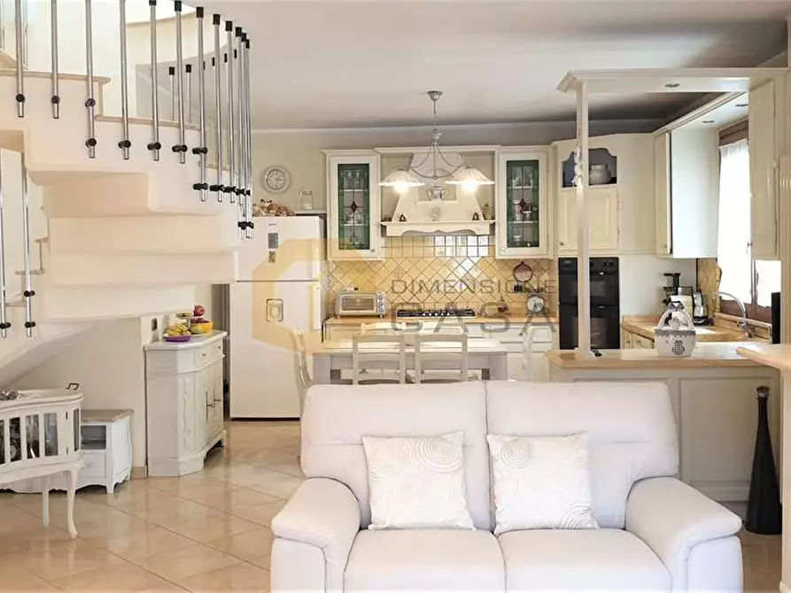 Immagine 2 di Villa in vendita  in G. Schicchi a Viareggio