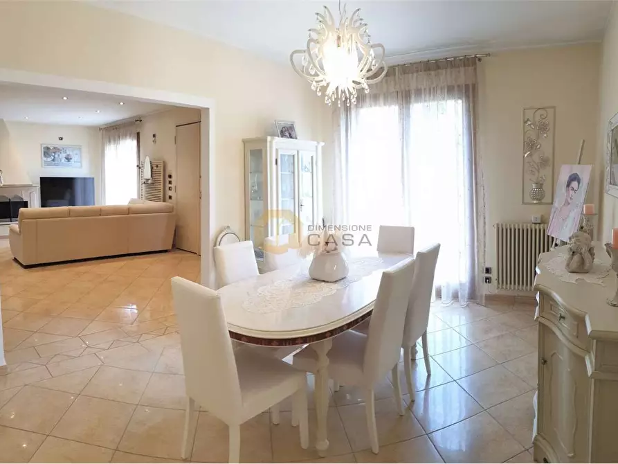 Immagine 3 di Villa in vendita  in G. Schicchi a Viareggio