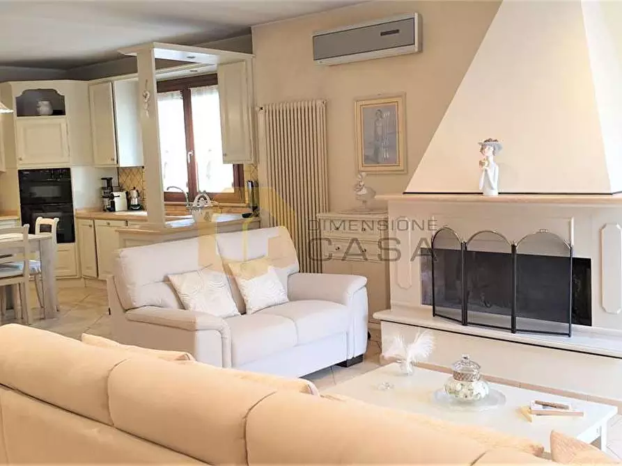 Immagine 4 di Villa in vendita  in G. Schicchi a Viareggio