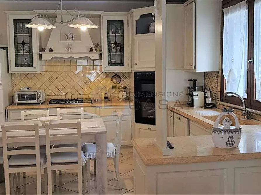 Immagine 5 di Villa in vendita  in G. Schicchi a Viareggio