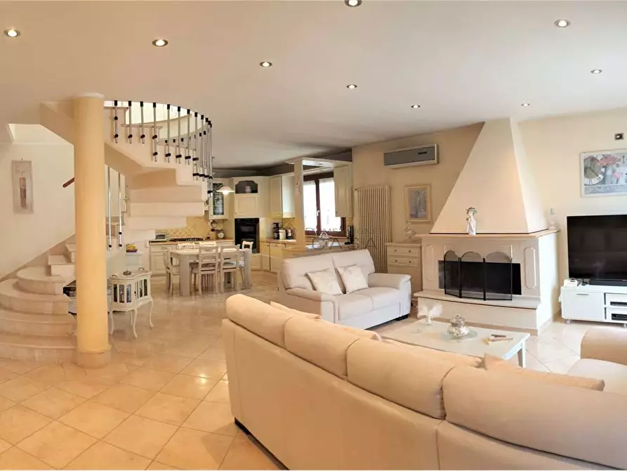 Immagine 6 di Villa in vendita  in G. Schicchi a Viareggio