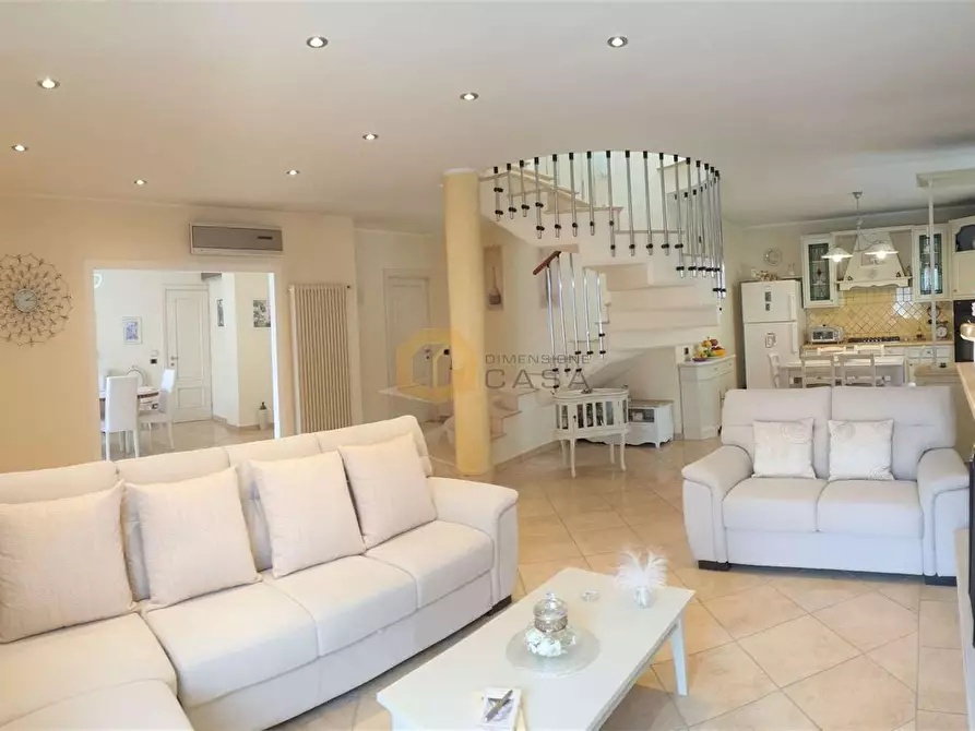 Immagine 7 di Villa in vendita  in G. Schicchi a Viareggio