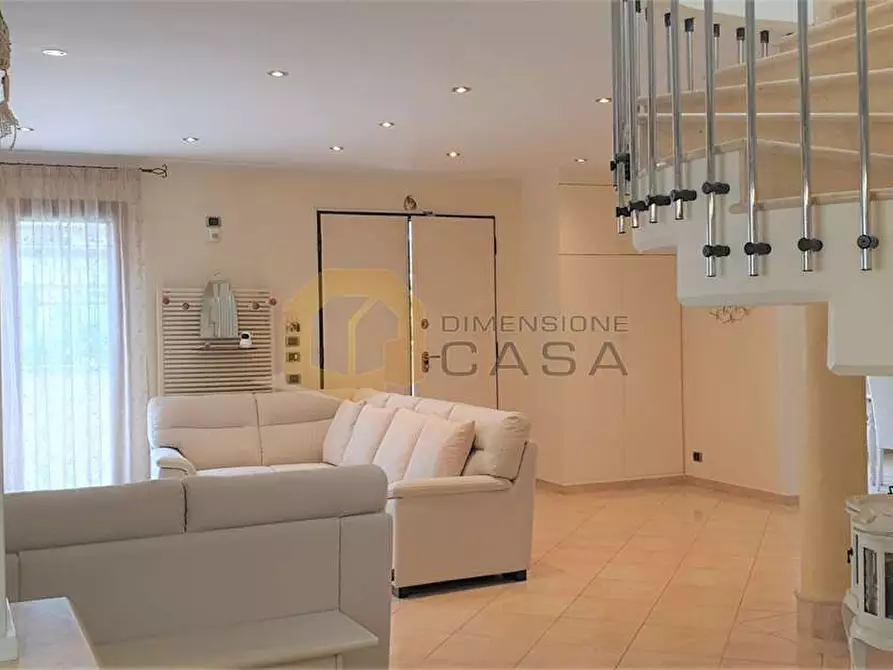 Immagine 8 di Villa in vendita  in G. Schicchi a Viareggio