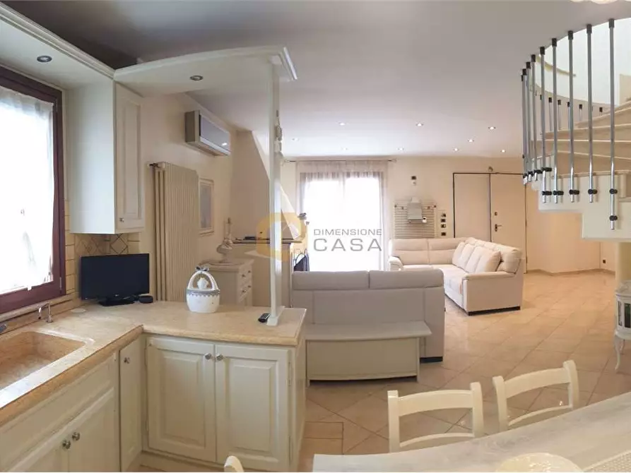 Immagine 9 di Villa in vendita  in G. Schicchi a Viareggio