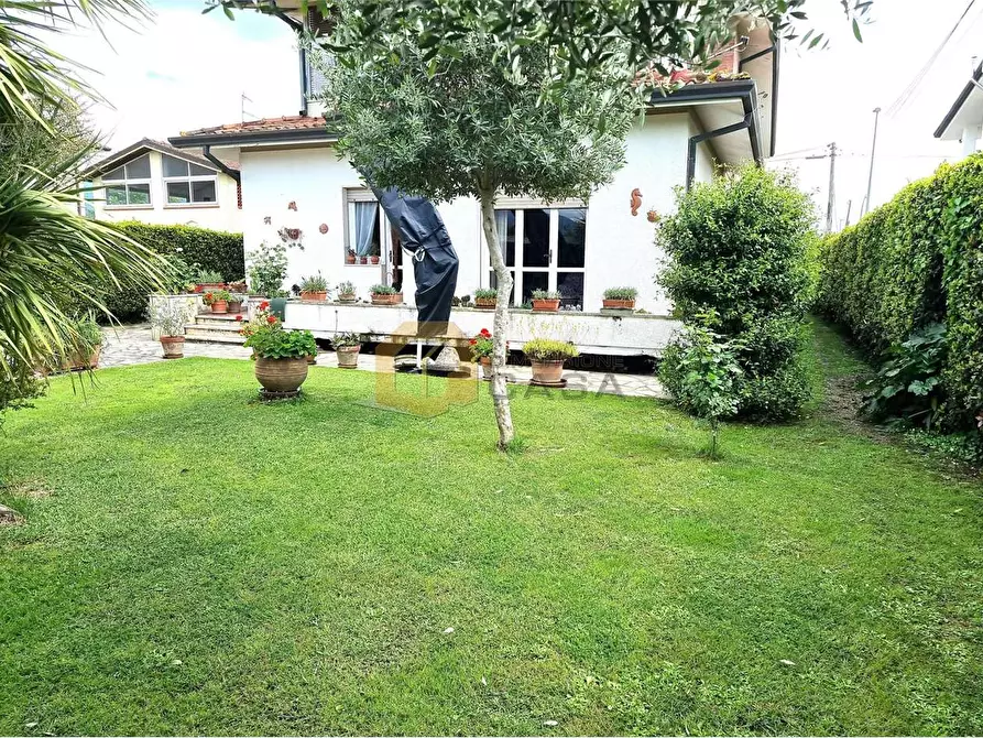 Immagine 3 di Villa in vendita  in Arginvecchio Nord 517 a Camaiore