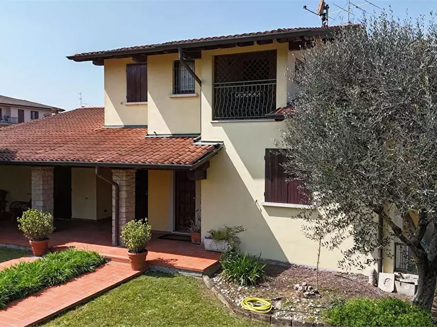 Immagine 3 di Villa in vendita  in P. Gennari 23 a Rezzato