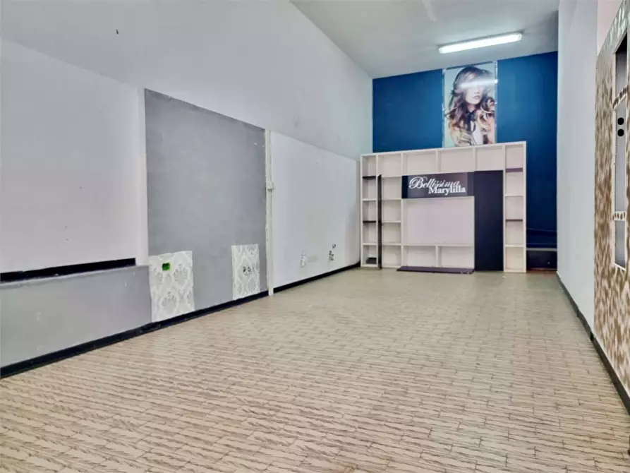 Immagine 1 di Negozio in vendita  in viale magna grecia 330 a Catanzaro