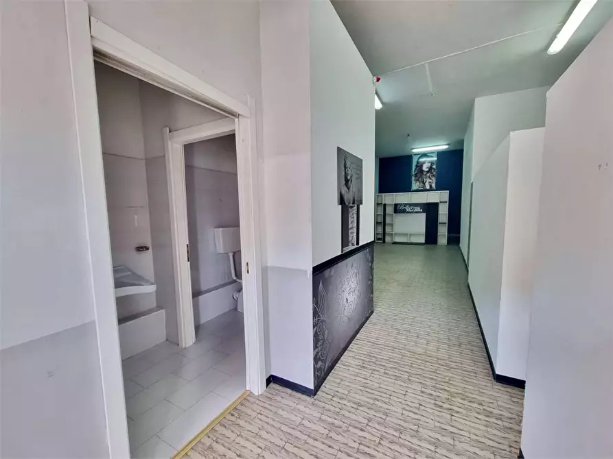 Immagine 2 di Negozio in vendita  in viale magna grecia 330 a Catanzaro