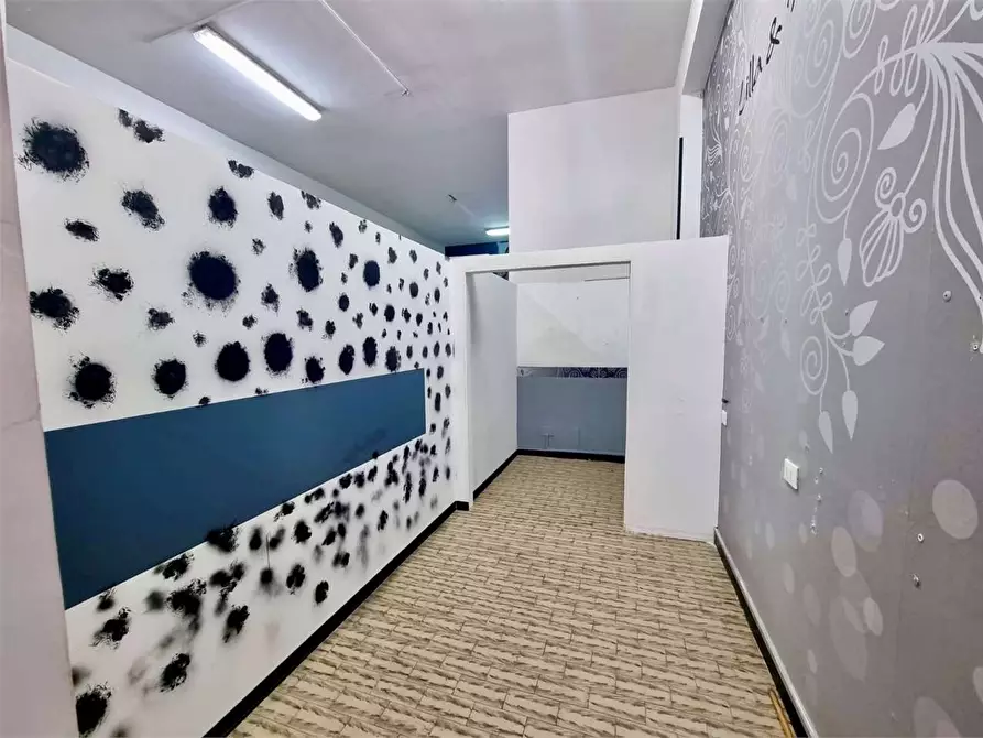 Immagine 3 di Negozio in vendita  in viale magna grecia 330 a Catanzaro