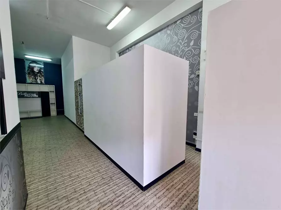 Immagine 4 di Negozio in vendita  in viale magna grecia 330 a Catanzaro