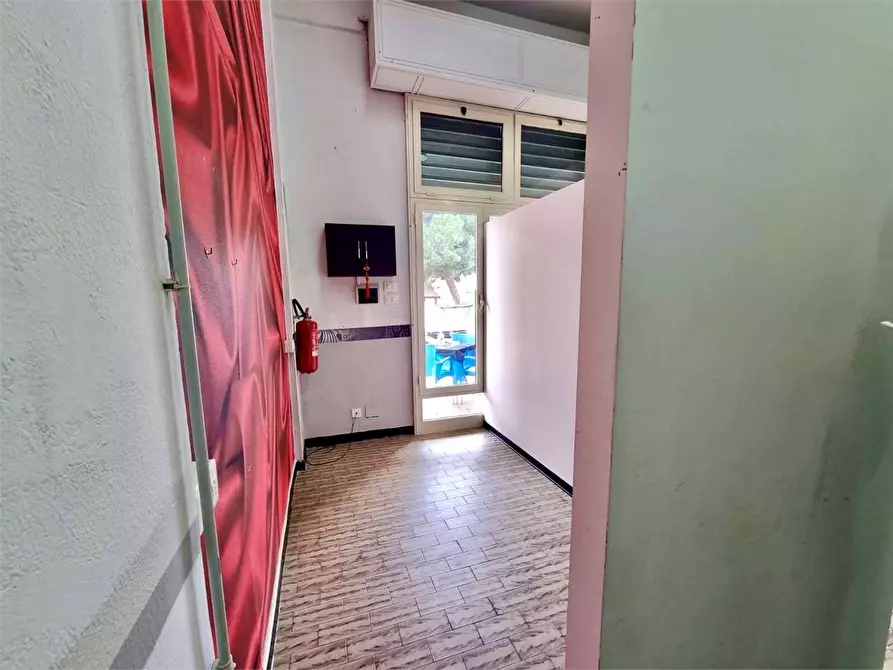 Immagine 5 di Negozio in vendita  in viale magna grecia 330 a Catanzaro