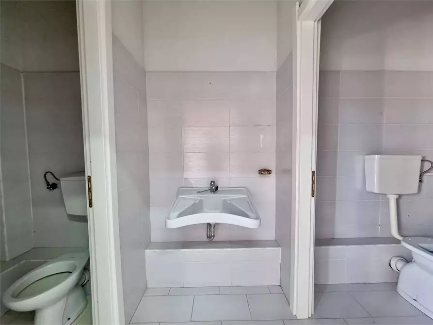 Immagine 6 di Negozio in vendita  in viale magna grecia 330 a Catanzaro