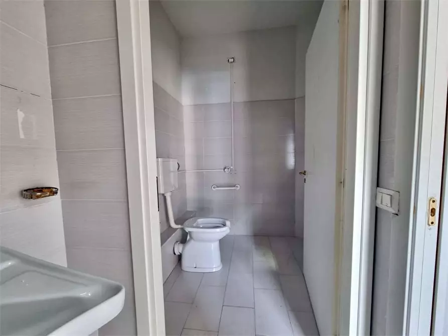 Immagine 7 di Negozio in vendita  in viale magna grecia 330 a Catanzaro