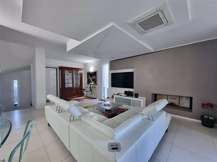 Immagine 11 di Villa in vendita  in VIA FIUME NETO  a Catanzaro