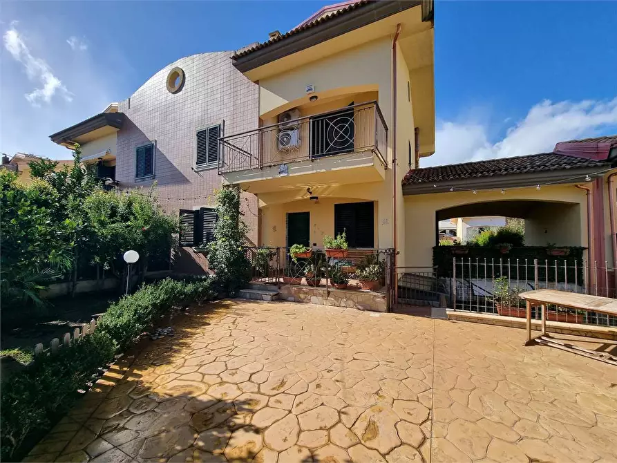 Immagine 1 di Casa bifamiliare in vendita  in VIA GIUSEPPE DI TARDO  a Catanzaro