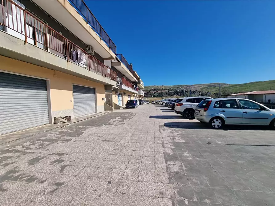Immagine 3 di Negozio in affitto  in viale magna grecia 124 C a Catanzaro