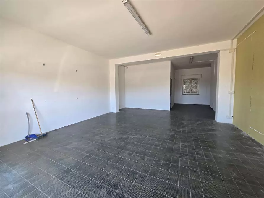 Immagine 8 di Negozio in affitto  in viale magna grecia 124 C a Catanzaro