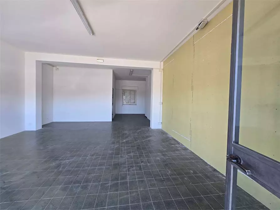 Immagine 10 di Negozio in affitto  in viale magna grecia 124 C a Catanzaro