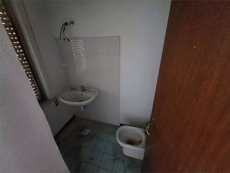 Immagine 15 di Negozio in affitto  in viale magna grecia 124 C a Catanzaro