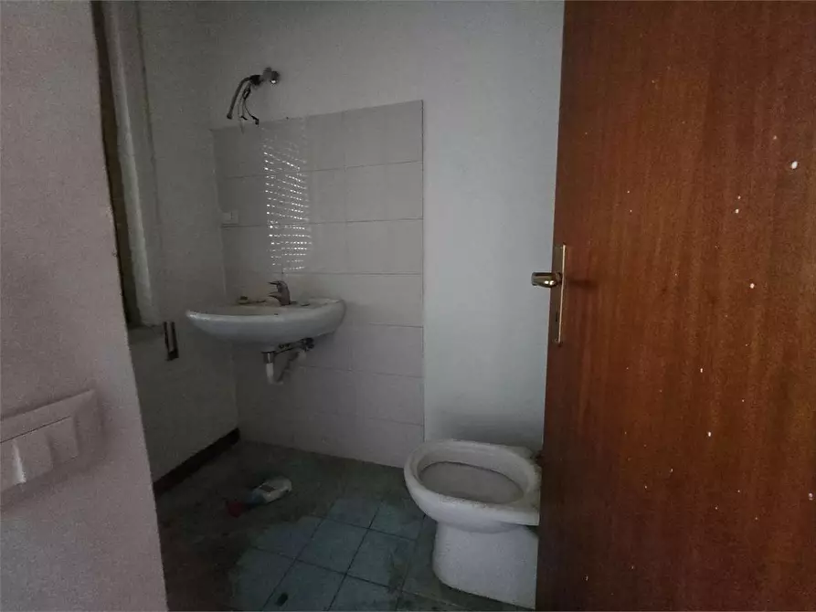 Immagine 16 di Negozio in affitto  in viale magna grecia 124 C a Catanzaro