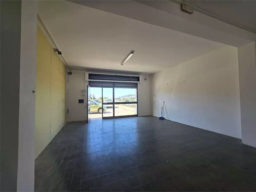 Immagine 18 di Negozio in affitto  in viale magna grecia 124 C a Catanzaro