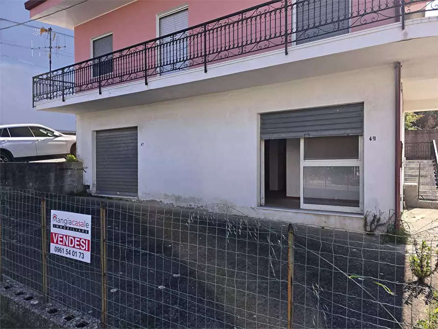 Immagine 2 di Magazzino in vendita  in Via vitaliano parrella a Settingiano