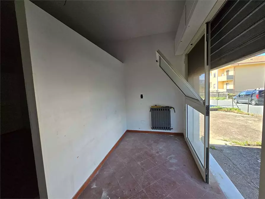 Immagine 7 di Magazzino in vendita  in Via vitaliano parrella a Settingiano